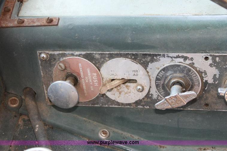 image for item A2689 1968 White 7400TDD grain truck