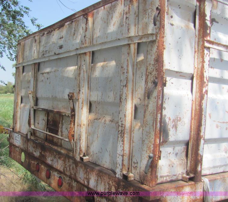 image for item A3555 1973 International Load Star 1600 grain truck