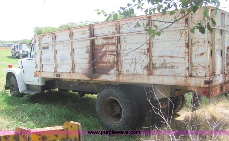 image for item A3555 1973 International Load Star 1600 grain truck