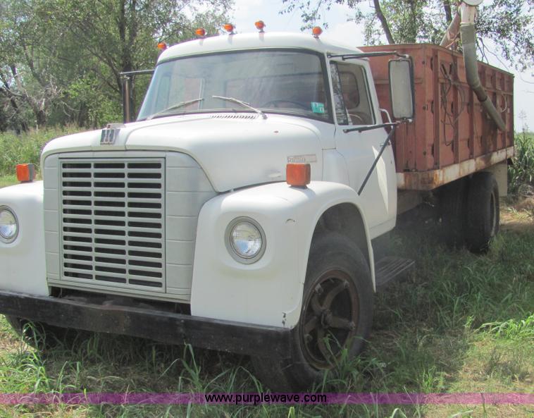 image for item A3556 1974 International Load Star 1600 grain truck
