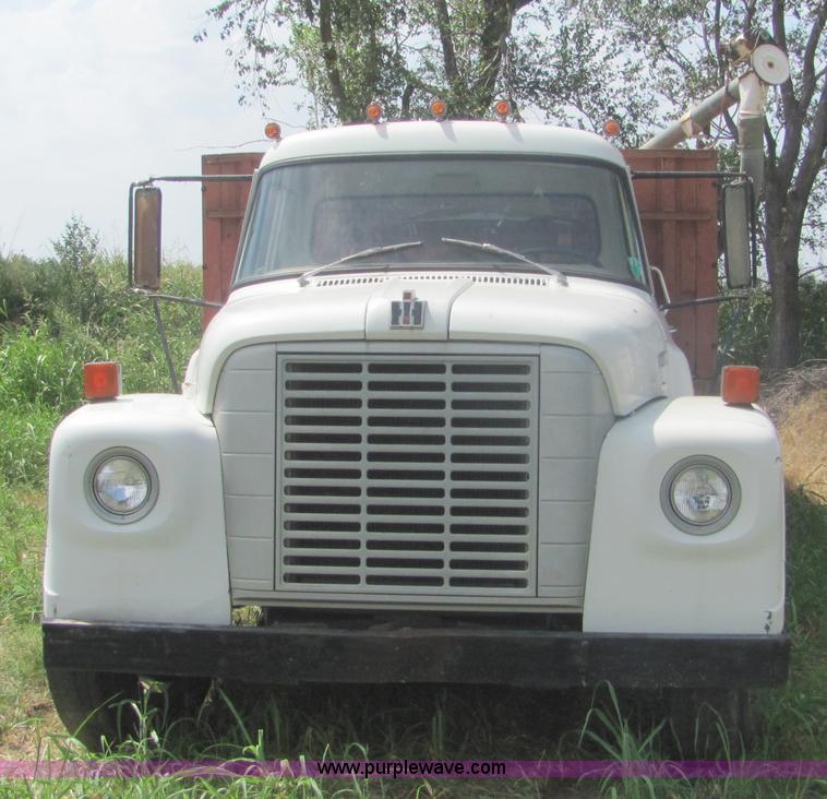 image for item A3556 1974 International Load Star 1600 grain truck