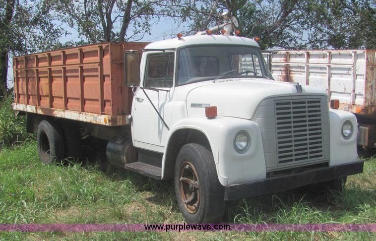 image for item A3556 1974 International Load Star 1600 grain truck