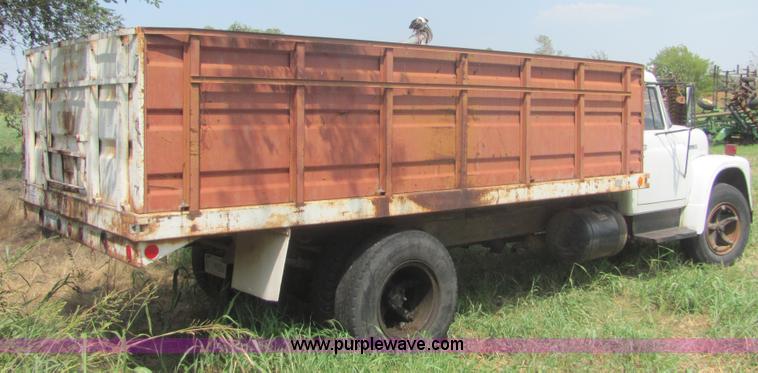 image for item A3556 1974 International Load Star 1600 grain truck