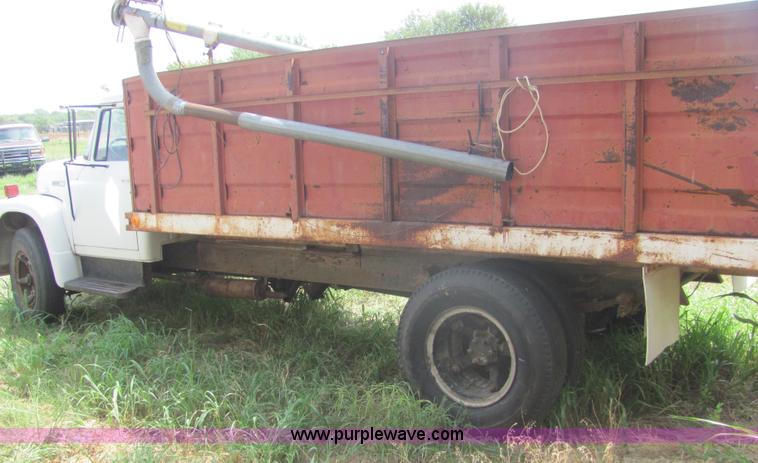 image for item A3556 1974 International Load Star 1600 grain truck
