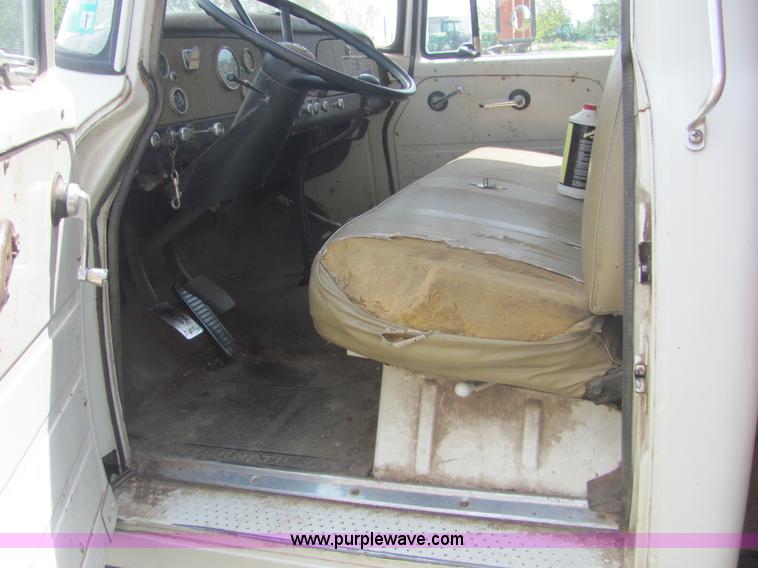 image for item A3556 1974 International Load Star 1600 grain truck