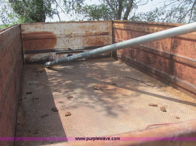 image for item A3556 1974 International Load Star 1600 grain truck