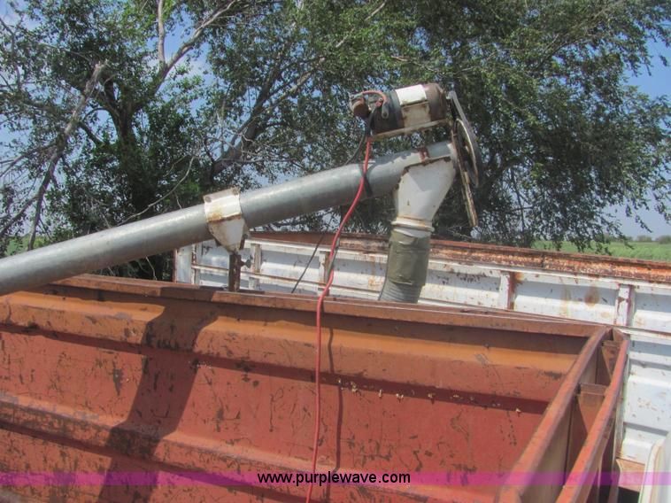 image for item A3556 1974 International Load Star 1600 grain truck