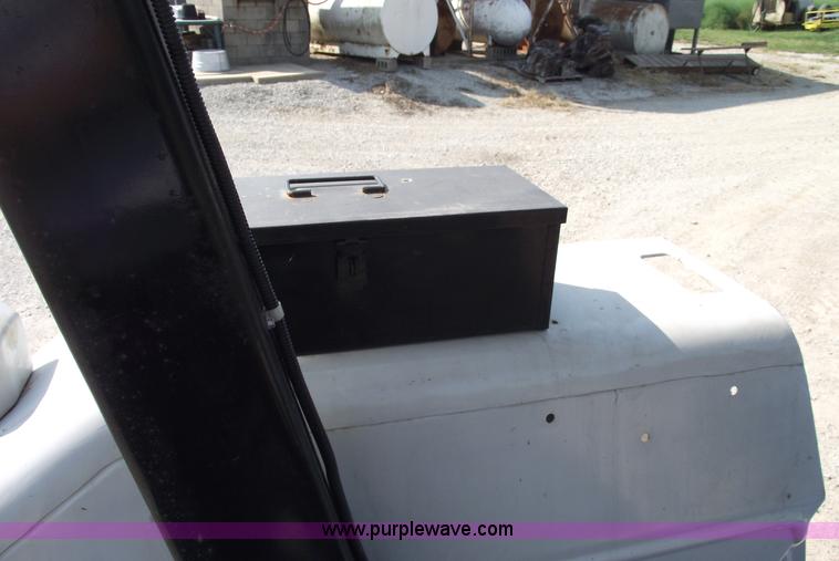 image for item A4011 1985 Ford 5000 tractor