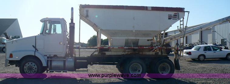 image for item A4863 1995 GMC White WCA dry fertilizer tender truck