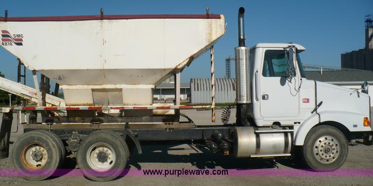 image for item A4863 1995 GMC White WCA dry fertilizer tender truck