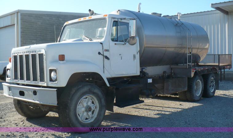 image for item A4864 1983 International S2500 liquid fertilizer tender truck