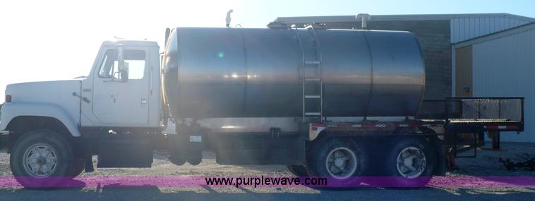 image for item A4864 1983 International S2500 liquid fertilizer tender truck