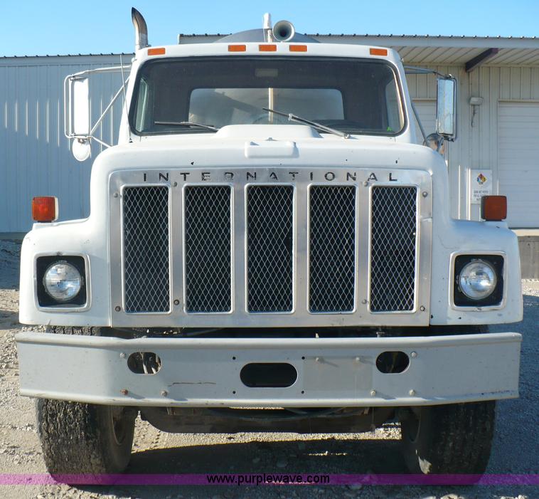 image for item A4864 1983 International S2500 liquid fertilizer tender truck