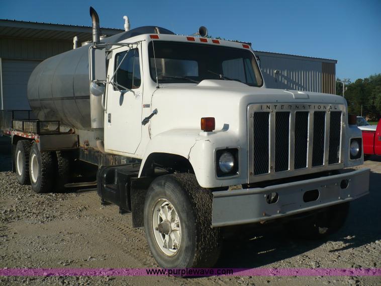image for item A4864 1983 International S2500 liquid fertilizer tender truck