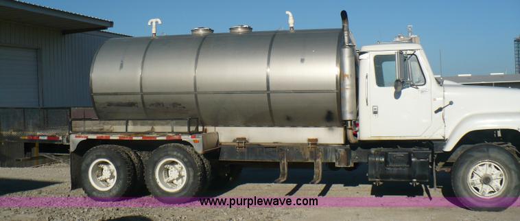 image for item A4864 1983 International S2500 liquid fertilizer tender truck