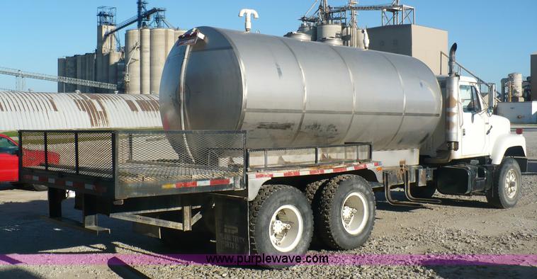 image for item A4864 1983 International S2500 liquid fertilizer tender truck