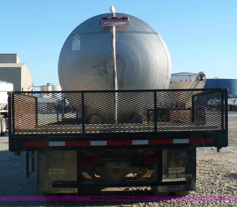 image for item A4864 1983 International S2500 liquid fertilizer tender truck