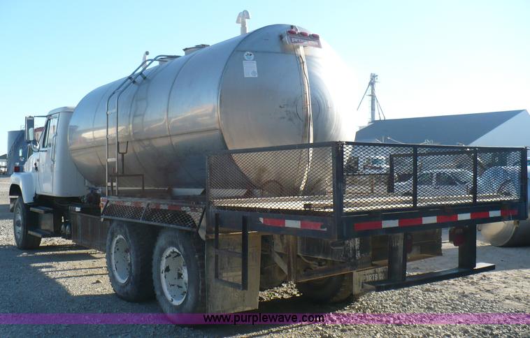 image for item A4864 1983 International S2500 liquid fertilizer tender truck