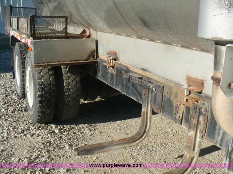 image for item A4864 1983 International S2500 liquid fertilizer tender truck