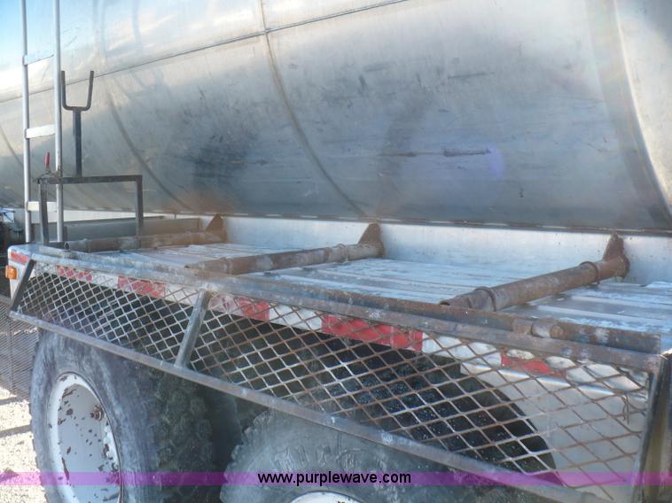 image for item A4864 1983 International S2500 liquid fertilizer tender truck