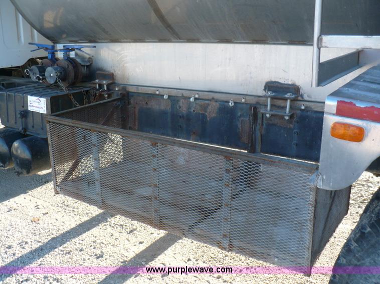 image for item A4864 1983 International S2500 liquid fertilizer tender truck