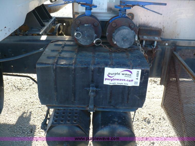 image for item A4864 1983 International S2500 liquid fertilizer tender truck