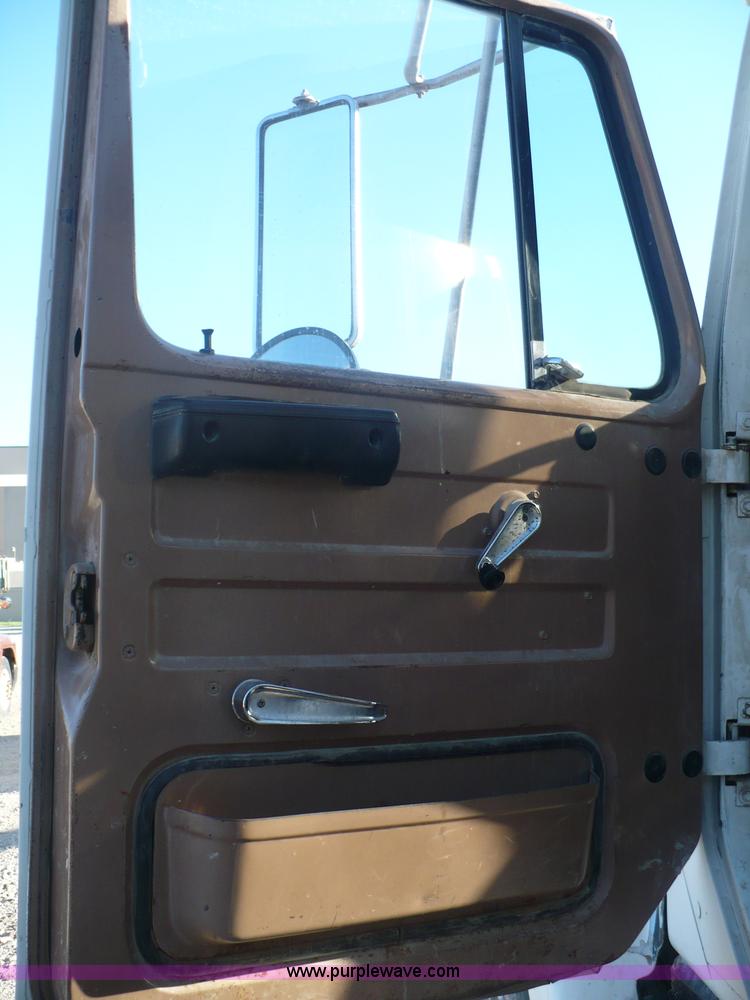 image for item A4864 1983 International S2500 liquid fertilizer tender truck