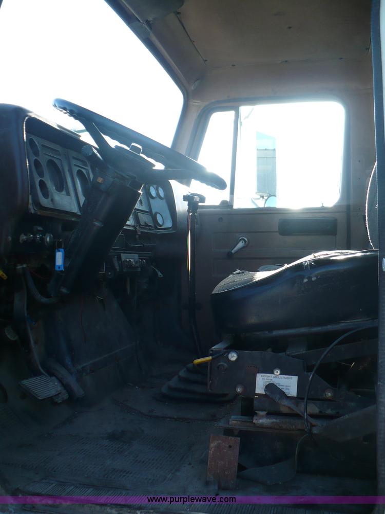 image for item A4864 1983 International S2500 liquid fertilizer tender truck