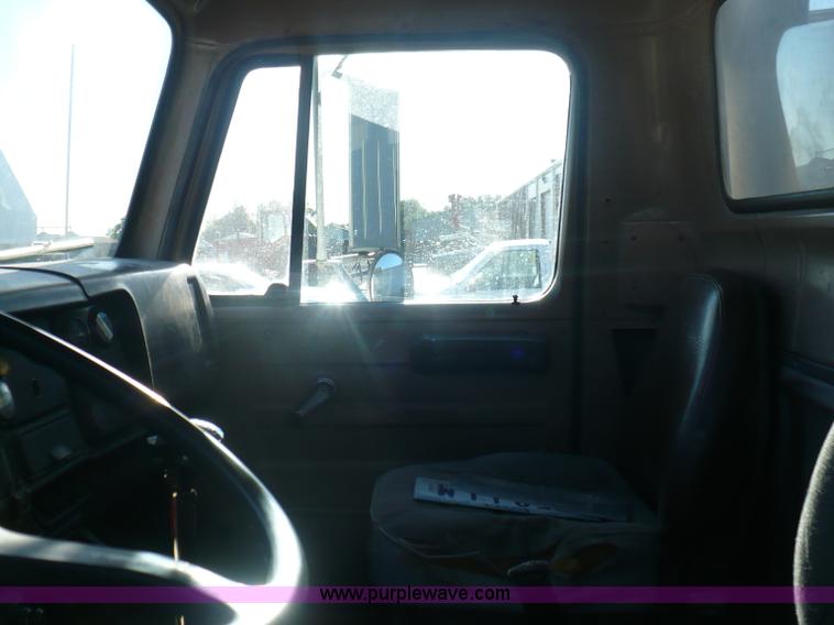 image for item A4864 1983 International S2500 liquid fertilizer tender truck