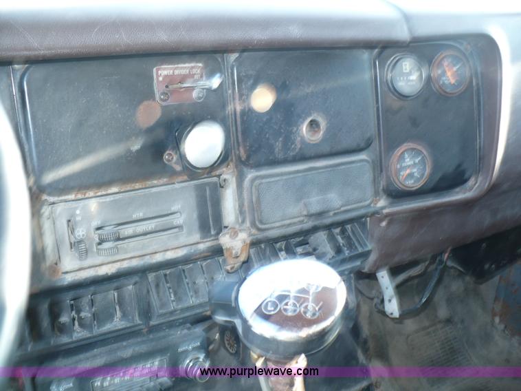 image for item A4864 1983 International S2500 liquid fertilizer tender truck