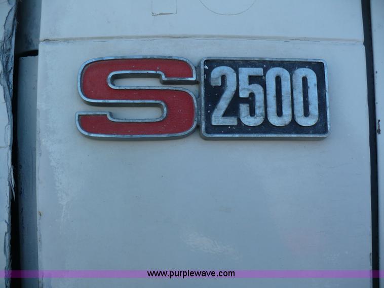 image for item A4864 1983 International S2500 liquid fertilizer tender truck