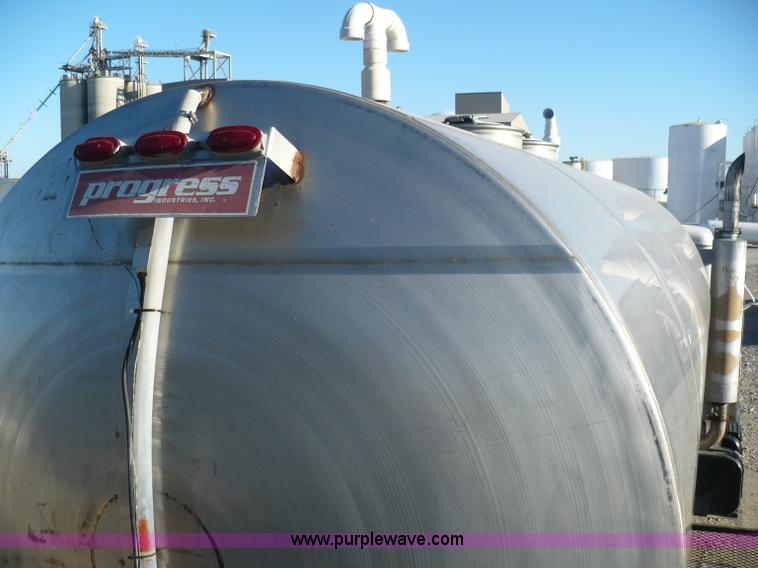 image for item A4864 1983 International S2500 liquid fertilizer tender truck