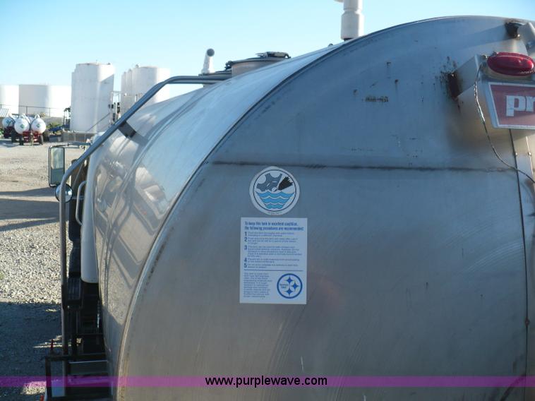 image for item A4864 1983 International S2500 liquid fertilizer tender truck