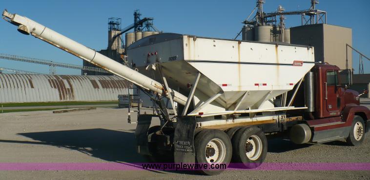 image for item A4865 1995 Freightliner FLD120 dry fertilizer tender truck