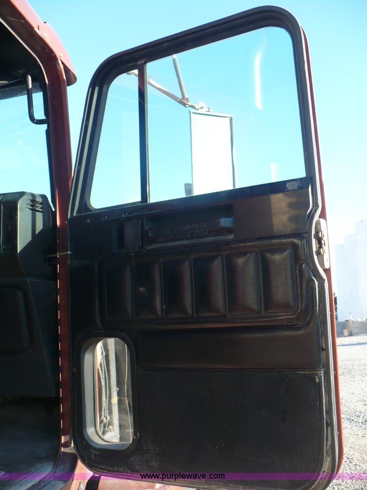 image for item A4865 1995 Freightliner FLD120 dry fertilizer tender truck