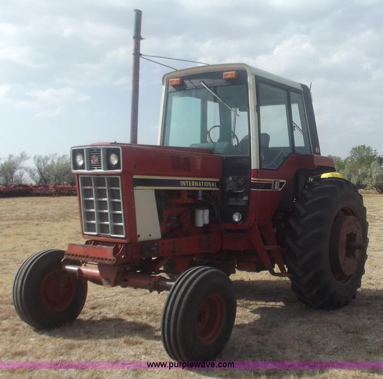 image for item F9541 1979 International 1086 tractor