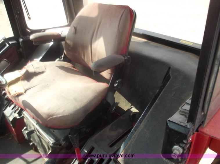 image for item F9541 1979 International 1086 tractor