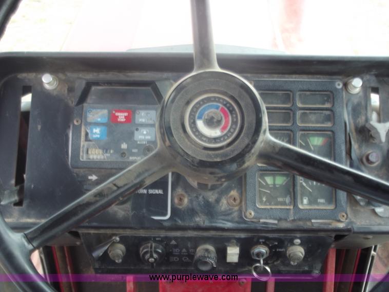 image for item F9541 1979 International 1086 tractor
