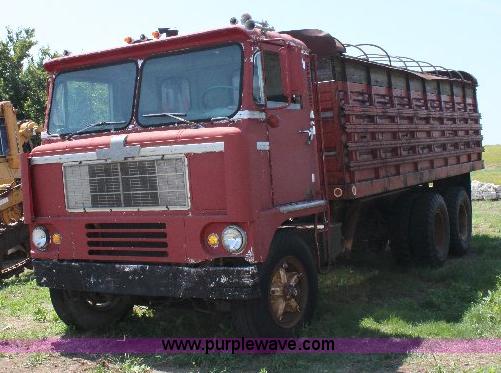 image for item A2689 1968 White 7400TDD grain truck