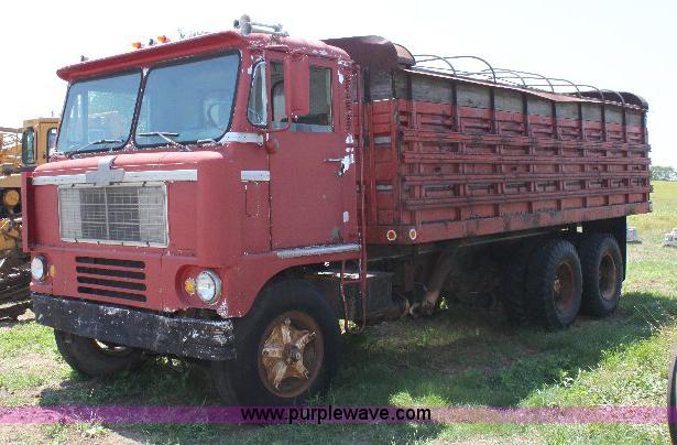 image for item A2689 1968 White 7400TDD grain truck