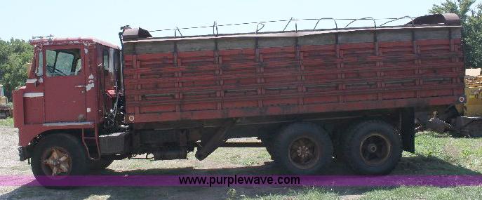 image for item A2689 1968 White 7400TDD grain truck