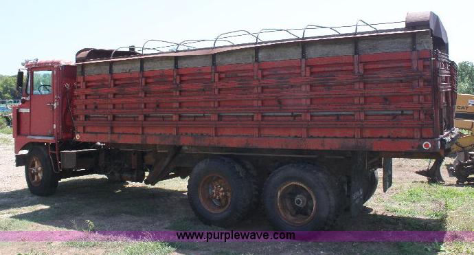 image for item A2689 1968 White 7400TDD grain truck