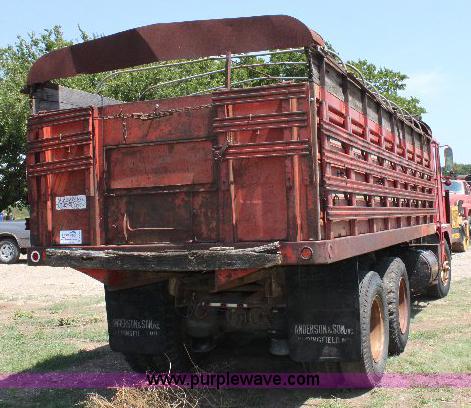 image for item A2689 1968 White 7400TDD grain truck