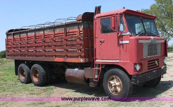 image for item A2689 1968 White 7400TDD grain truck