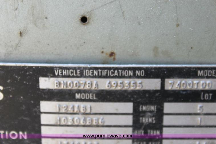 image for item A2689 1968 White 7400TDD grain truck