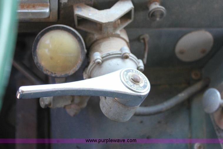 image for item A2689 1968 White 7400TDD grain truck