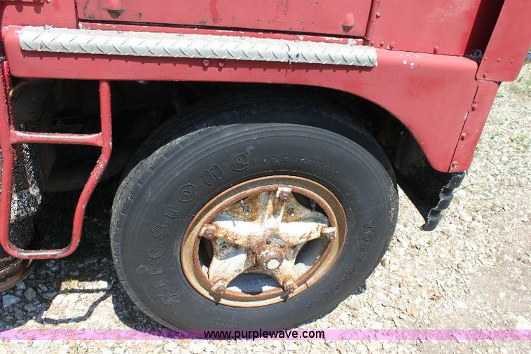 image for item A2689 1968 White 7400TDD grain truck