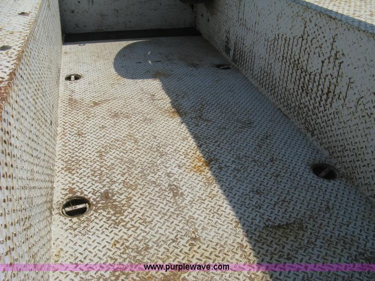 image for item A4324 2001 Ford F550 XL Super Duty service truck