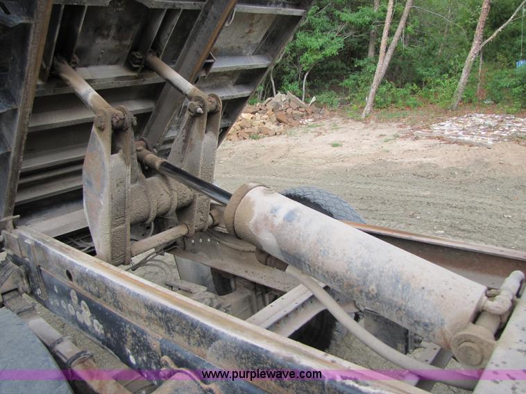 image for item A4640 2003 Ford F650 Super Duty dump truck