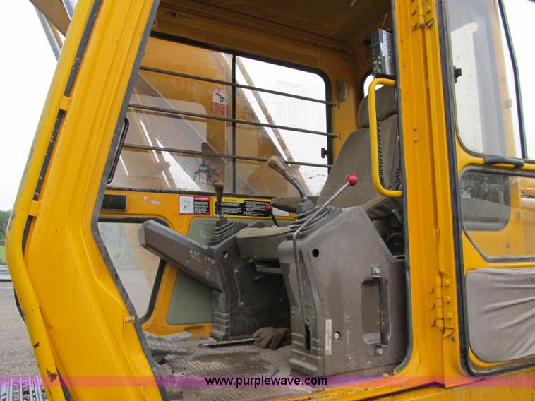 image for item A5442 1989 John Deere 690D-LC excavator